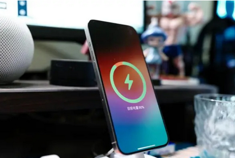 八步苹果15换屏服务分享用什么充电器给iPhone15充电更好 